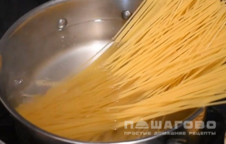 Фото приготовления рецепта: Спагетти под соусом карбонара - шаг 4