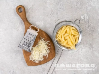 Фото приготовления рецепта: Макароны в микроволновке с сыром - шаг 4