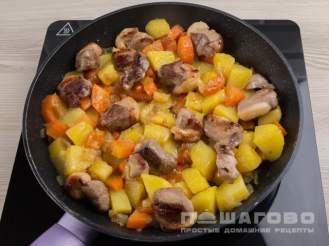 Фото приготовления рецепта: Рагу из утки с картофелем - шаг 7