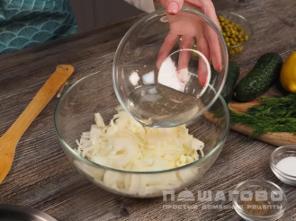 Фото приготовления рецепта: Винегрет со свежей капустой без горошка - шаг 3