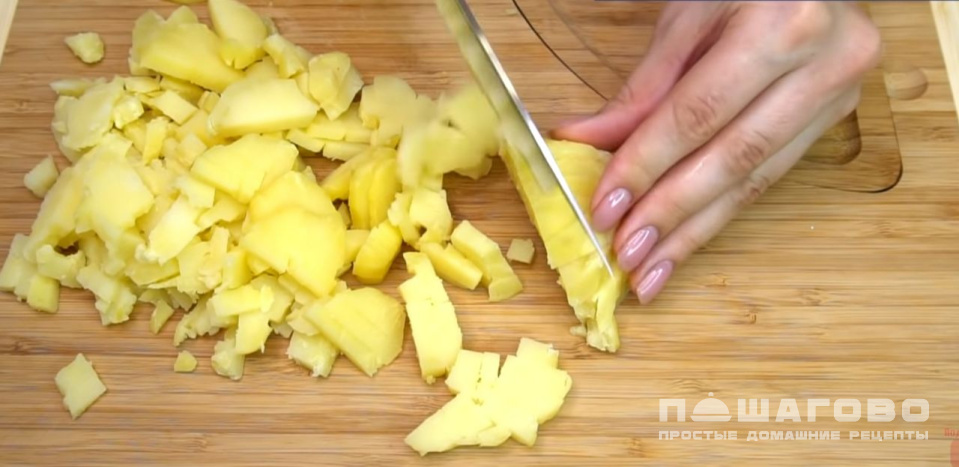 Фото приготовления рецепта: Салат оливье с мясом и свежими огурцами - шаг 7