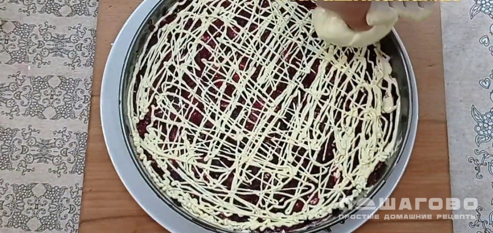 Фото приготовления рецепта: Селедка под шубой с розами - шаг 10