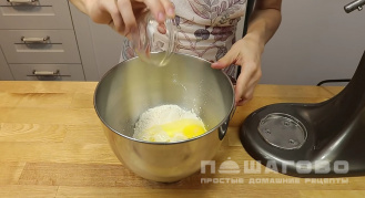 Фото приготовления рецепта: Пирог с заварным кремом и клубникой - шаг 1