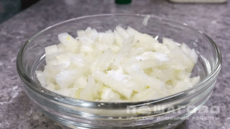 Фото приготовления рецепта: Куриный салат с маринованными грибами и сыром - шаг 1