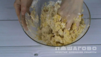 Фото приготовления рецепта: Нежный песочный торт с белковым кремом - шаг 2