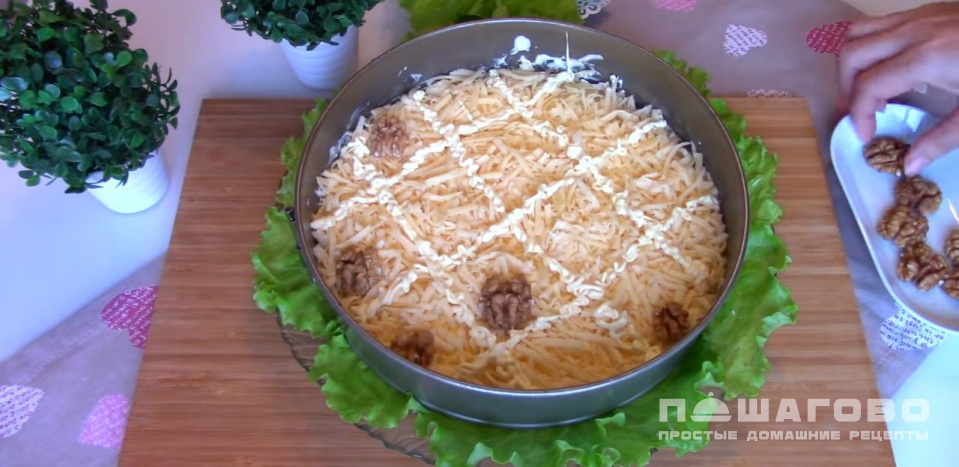 Фото приготовления рецепта: Новогодний салат с курицей, сыром и ананасами - шаг 7