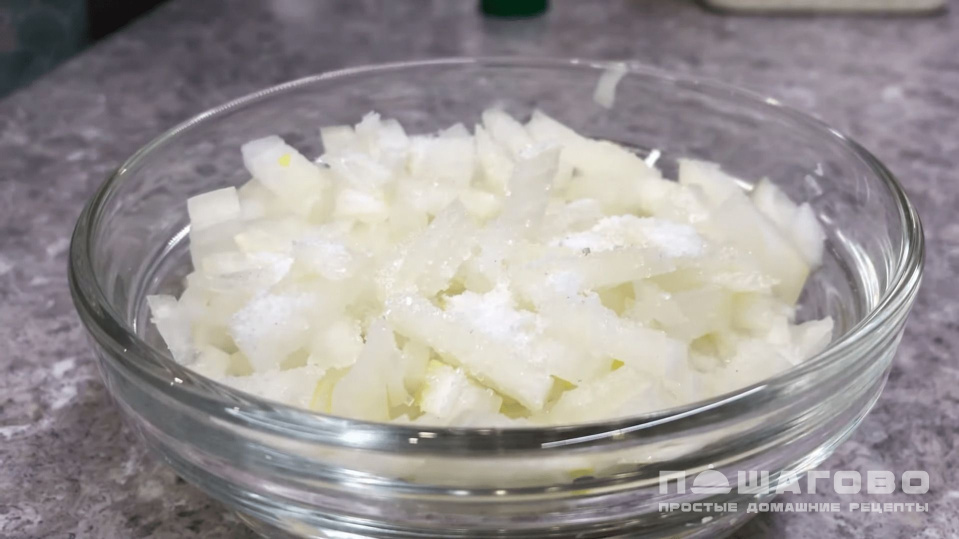 Фото приготовления рецепта: Куриный салат с маринованными грибами и сыром - шаг 1