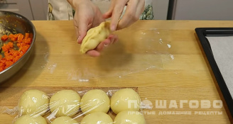 Фото приготовления рецепта: Вкусные домашние пирожки с тыквенной начинкой - шаг 12