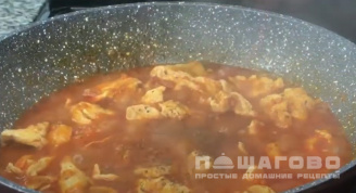 Фото приготовления рецепта: Нежная курица в томатном соусе - шаг 5