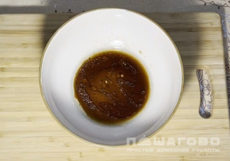 Фото приготовления рецепта: Яичная китайская лапша вок со свининой - шаг 1