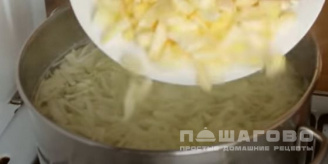 Фото приготовления рецепта: Вегетарианский суп с капустой - шаг 8