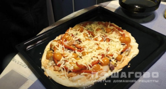Фото приготовления рецепта: Пицца с морепродуктами и сладким перцем - шаг 3
