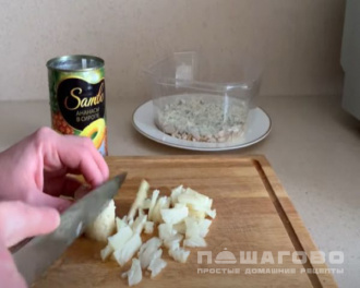 Фото приготовления рецепта: Салат из консервированного ананаса - шаг 2