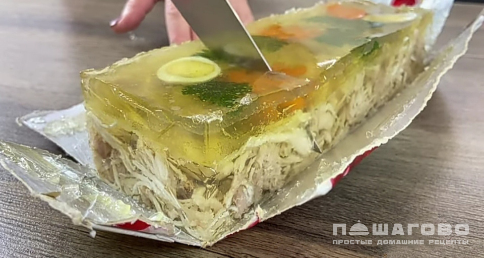 Фото приготовления рецепта: Заливное из курицы - шаг 11