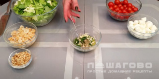 Фото приготовления рецепта: Салат с креветками и помидорами черри - шаг 7