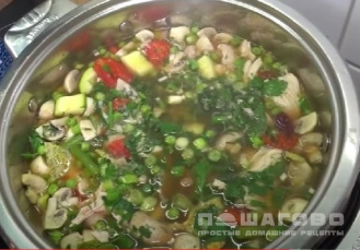 Фото приготовления рецепта: Куриный суп с овощами - шаг 3