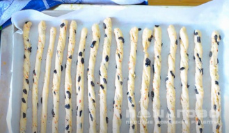 Фото приготовления рецепта: Гриссини с чесноком и сыром - шаг 7