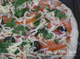 Фото приготовления рецепта: Пицца с салями и маслинами - шаг 11