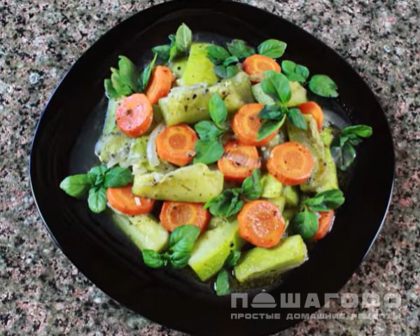 Кабачки, тушеные с овощами на сковороде