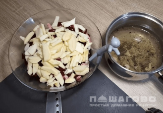 Фото приготовления рецепта: Салат из свеклы с курагой и изюмом - шаг 4