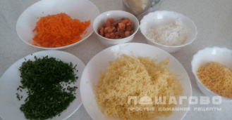 Фото приготовления рецепта: Салат Мимоза с лососем, сыром и яйцами - шаг 1