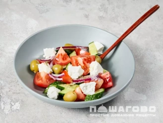 Фото приготовления рецепта: Салат греческий с сыром сиртаки классический - шаг 3