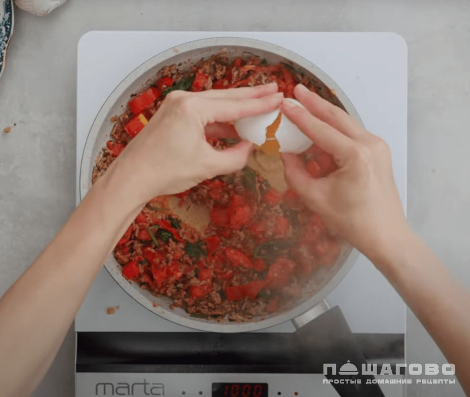 Фото приготовления рецепта: Шакшука с мясным фаршем - шаг 3