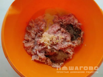 Фото приготовления рецепта: Сочные тефтели из говядины с соусом на молоке - шаг 2
