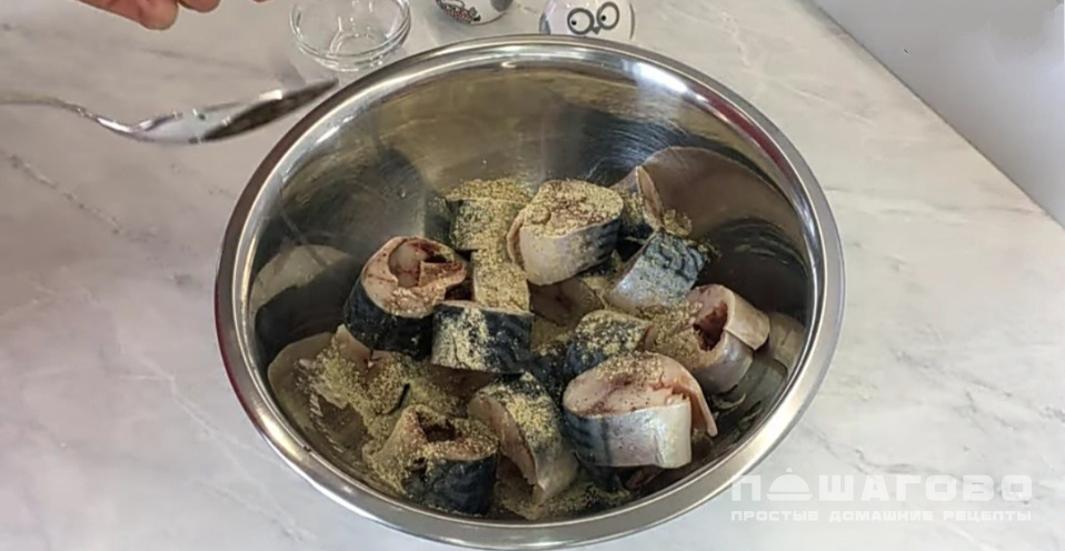 Фото приготовления рецепта: Тушенная скумбрия с овощами на сковороде - шаг 2