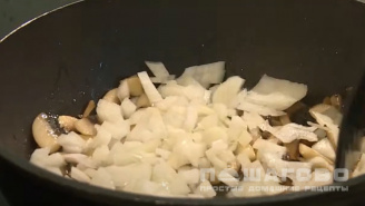 Фото приготовления рецепта: Грибы с рисом - шаг 2