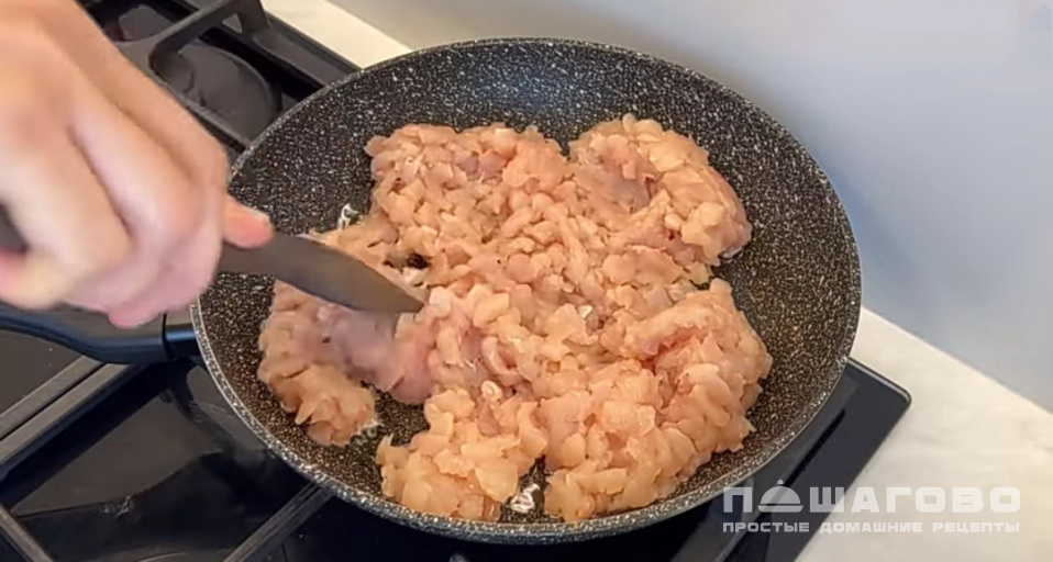 Фото приготовления рецепта: Рулет из лаваша с курицей и грибами - шаг 2