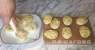 Фото приготовления рецепта: Фаршированные яйца с печенью трески - шаг 5