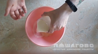 Фото приготовления рецепта: Панкейки на кислом молоке с бананом - шаг 2
