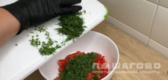 Фото приготовления рецепта: Салат с сухарями и помидорами - шаг 1