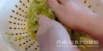 Фото приготовления рецепта: Оладьи из кабачков с зеленью - шаг 4