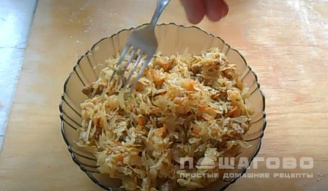 Фото приготовления рецепта: Чебуреки с капустой - шаг 2
