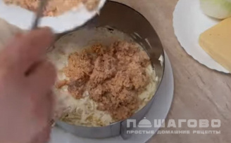 Фото приготовления рецепта: Салат Мимоза с горбушей и сыром - шаг 3