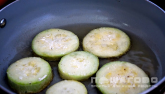 Фото приготовления рецепта: Кабачки с помидорами и чесноком - шаг 3