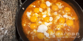 Фото приготовления рецепта: Яичница с индейкой и помидорами - шаг 7