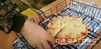 Фото приготовления рецепта: Вкусная пицца на гриле - шаг 3