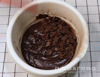 Фото приготовления рецепта: Маффины с шоколадом - шаг 4
