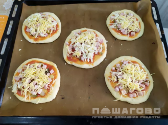 Фото приготовления рецепта: Школьная мини пицца - шаг 6