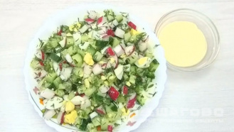 Фото приготовления рецепта: Весенний салат с редисом, огурцами и яйцами - шаг 3
