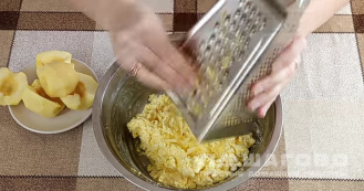 Фото приготовления рецепта: Постные сырники с яблоками и творогом - шаг 3