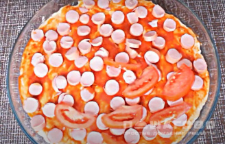 Фото приготовления рецепта: Пицца с сосисками и помидорами - шаг 10
