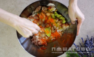 Фото приготовления рецепта: Котлеты из куриной грудки рубленные с кабачком - шаг 2