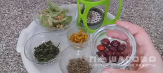 Фото приготовления рецепта: Чай из трав и ягод - шаг 1