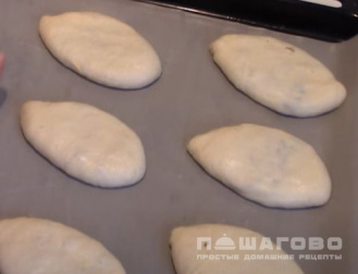 Фото приготовления рецепта: Дрожжевые пирожки с грибами в духовке - шаг 6