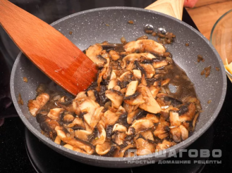 Фото приготовления рецепта: Лазанья с грибами - шаг 3