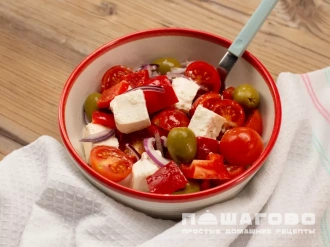 Фото приготовления рецепта: Салат греческий классический с фетаксой - шаг 4